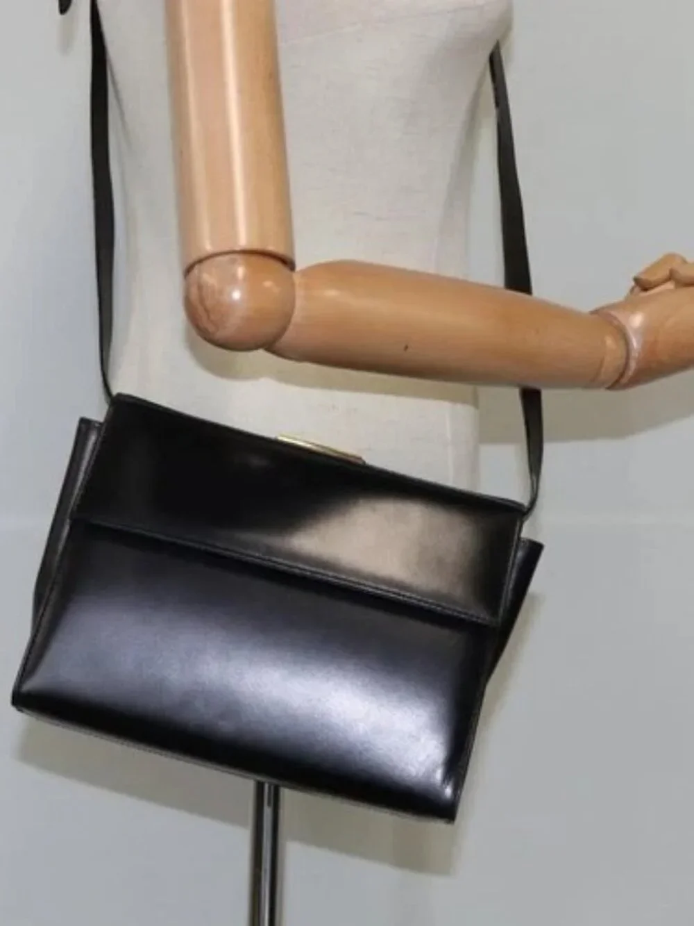 Salvatore Ferragamo Gancini Shoulder Bag Leather Black Gold Auth 106875